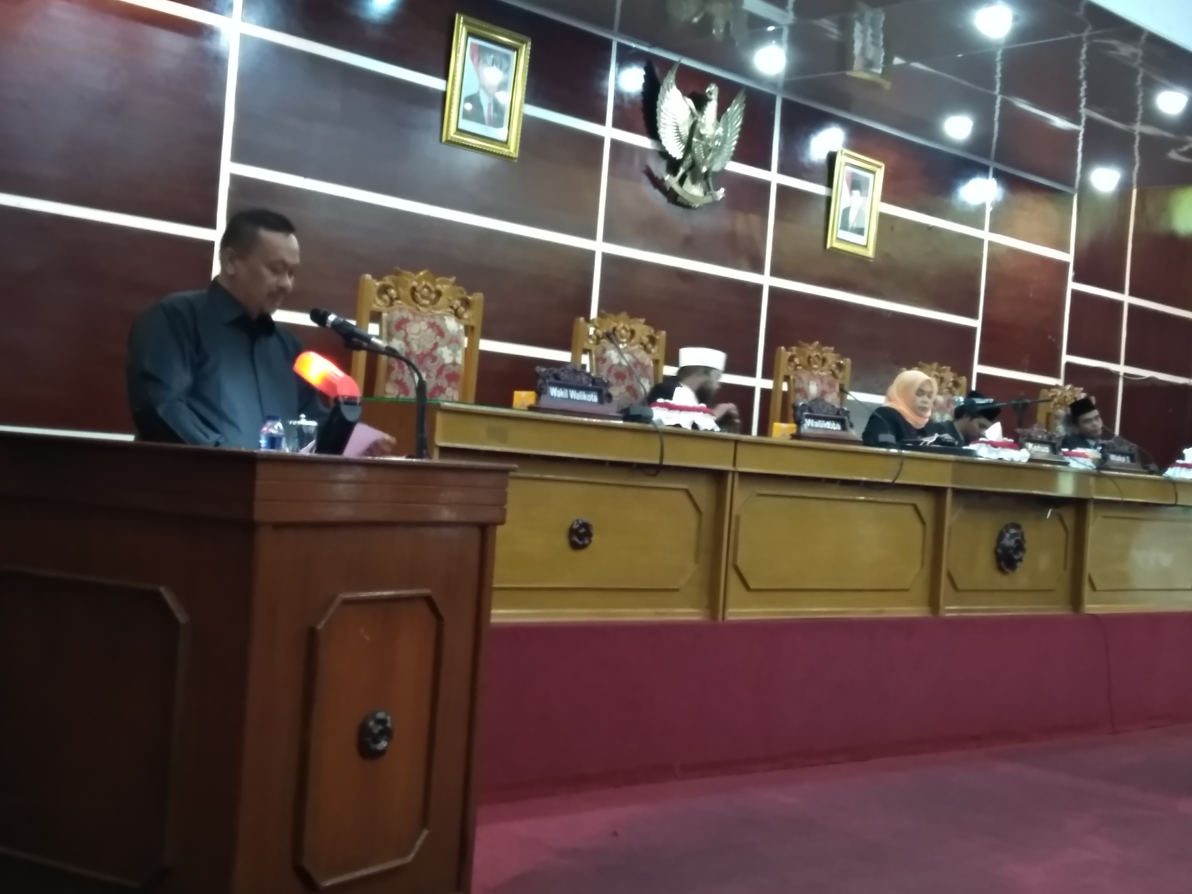 Rapat paripurna DPRD kota