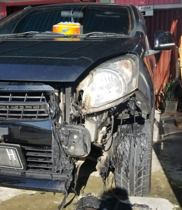 mobil terbakar
