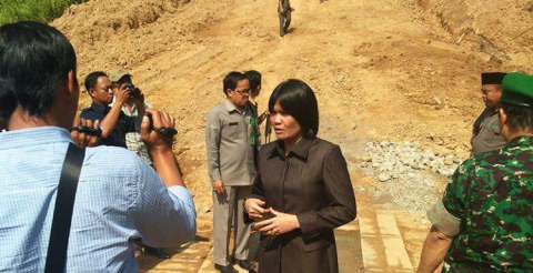 Seluma, Bengkulukita.com – Banyaknya laporan masyarakat yang diterima DPRD berkaitan dengan penyelewengan Dana Desa, Wakil Ketua II DPRD Kabupaten Seluma Okti Fitriani meminta agar pihak inspektorat Kabupaten Seluma transparan dan tidak main mata dengan Oknum Kades terkait hasil pemeriksaan.  Menurut Okti, sepanjang dari tahun 2017 hingga 2018 banyak laporan dari masyarakat mengenai penyimpangan Dana Desa, namun tidak ada tindak lanjut dari Inspektorat terkait laporan masyarakat tersebut.  “Secara ril itu m
