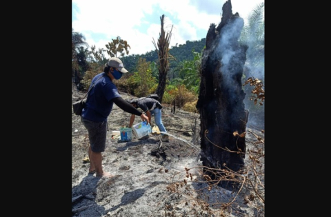 Petugas Bantu Padamkan Kebakaran Lahan