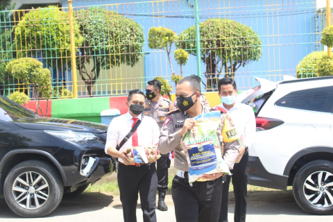 Polisi Ganteng Pemikul Beras, Telur dan Mie
