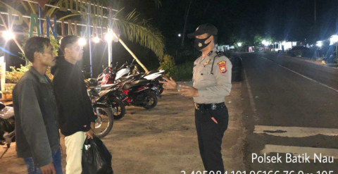 Bripka Afrizal bersama Brigpol Dian melaksanakan patroli di wilayah hukumnya