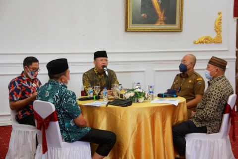 Gubernur Bengkulu Rohidin Mersyah usai berdialog bersama Bupati Bengkulu Selatan, Perwakilan Masyarakat Bengkulu Selatan dan anggota DPRD Provinsi Bengkulu Dapil Bengkulu Selatan dan Kaur