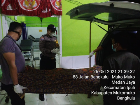 petugas saat mengevakuasi penemuan mayat