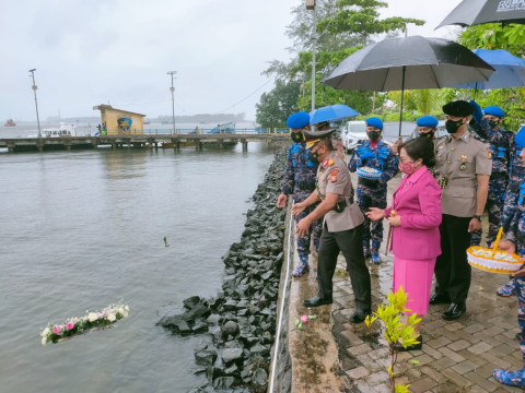  Polda Bengkulu Tabur Bunga di Laut