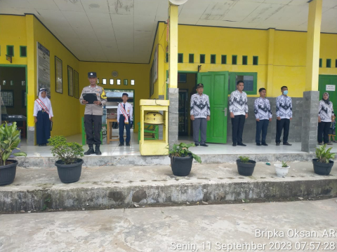 Bhabinkamtibmas Police Go To School di SMPN 10 Bhabinkamtibmas Polsek Kaur Tengah, Sampaiakn Imbauan Kamtibmas dan Sosialisasikan App Polri Presisi