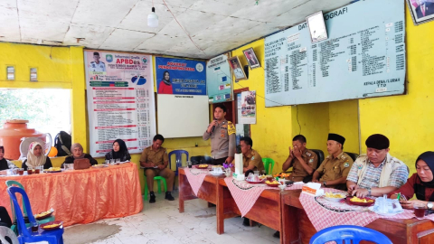 Hadiri Musyawarah Pemabangunan Desa Sumber Makmur, Bhabinkamtibmas Polsek Muara Sahung Sampaikan Imbauan Kamtibmas