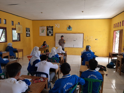 Bhabinkamtibmas Polsek Maura Sahung Laksanakan Police Go To School, Sampaikan Sosialisasi Narkoba Kepada Siswa SMAN 08 Kaur
