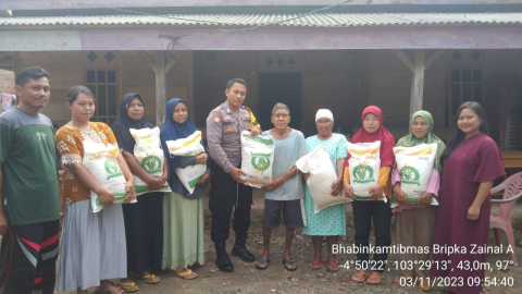 Bhabinkamtibmas Polsek Kaur Tengah Hadiri Penyaluran BLT DD di Desa Sinar Mulya