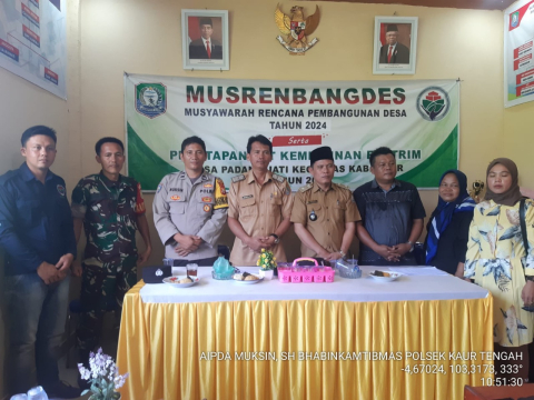 Bhabinkamtibmas Polsek Kaur Tengah Hadiri MUSRENBANGDes Pengusulan Penerima BLT DD Tahun 2024 Desa Padang Jati