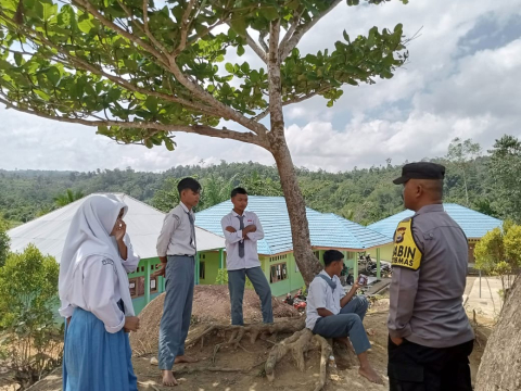 Sambangi SMAN 08 Kaur, Personel Polsek Muara Sahung Sosialisasi Bahaya Narkoba