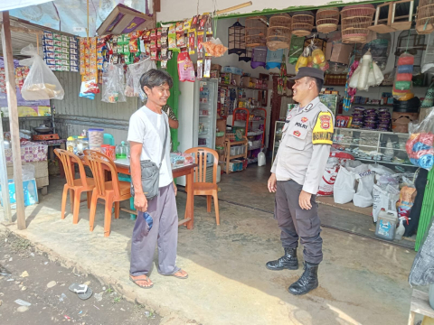 Bhabinkamtibmas Polsek Kotapadang Sambangi Warga dan Berikan Sosialisasi Kamtibmas