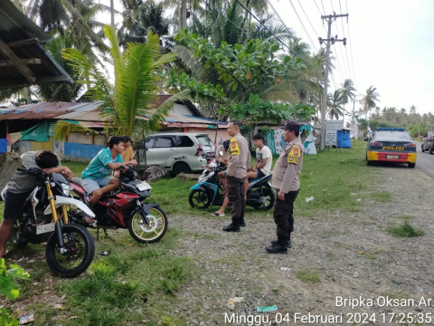 Cegah Aksi Balap Liar, Polsek Kaur Tengah Patroli dan Sampaikan Imbauan di Pantai Hili 