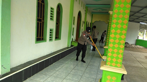Polsek Kaur Tengah Kebersihan di Masjid At Taqwa 2 Cahaya Batin Jelang Pelaksanaan Isra Mikraj 1445H