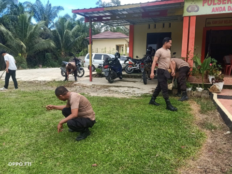 Sinergitas Polisi Bersama Warga, Polsek Muara Sahung Kebersihan Masjid Al-Adam Desa Ulak Bandung Jelang Isra Mikraj 