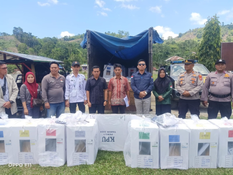 Personel Polsek Muara Sahung Monitor Pendistribusian Logistik Pemilu ke Derah Sulit 