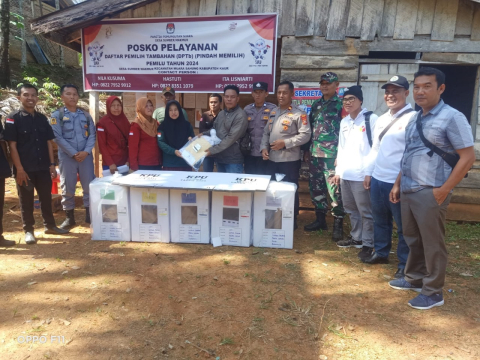 Personel Polsek Muara Sahung Monitoring dan Kawal Pendistribusian Logistik dan Kelengkapan TPS di Kecamatan Muara Sahung