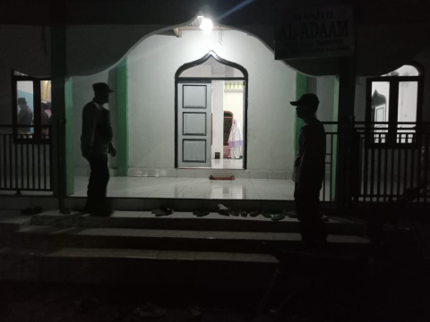 Patroli, Polsek Muara Sahung Laksanakan Pengamanan Shalat Tarawih di Masjid Al-Adam 