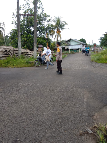 Polsek Kotapadang Polres Rejang Lebong Gelar Strong Point Pengaturan Pagi Arus Lalu lintas dan Patroli