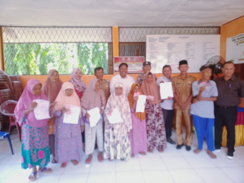 Hadiri Penyaluran BLT DD di Desa Tanjung Pandan, Bhabinkamtibmas Sampaikan Imbauan Kamtibmas 