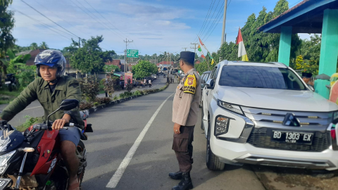 Berikan Rasa Aman Bhabinkamtibmas Pam Ziarah di Tempat Pemakaman