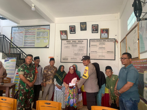 Personel Bhabinkamtibmas Polsek Kaur Tengah Lakukan Pengamanan Sekaligus Monitoring Kegiatan Pembagian BLT Dana Desa