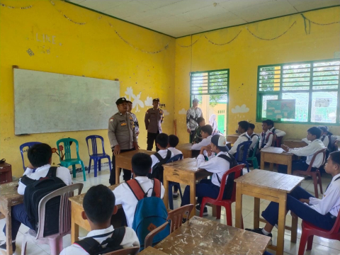 Polsek Kaur Tengah Gelar Police Goes To School di SMPN 07 Kaur 