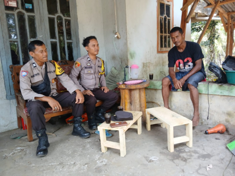 Bhabinkamtibmas Polsek Sukaraja Laksanakan Sambang ke Desa Jenggalu Sampaikan Imbauan Kamtibmas 