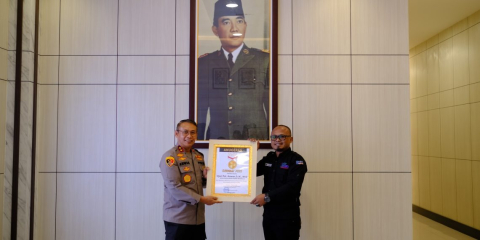 Berdedikasi Dalam Perkembangan Pers, Kapolda Bengkulu Terima Anugerah Sahabat Pers dari SMSI