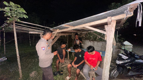 Patroli KRYD, Polsek Muara Sahung Sambangi Para Pemuda yang Sedang Nongkrong 