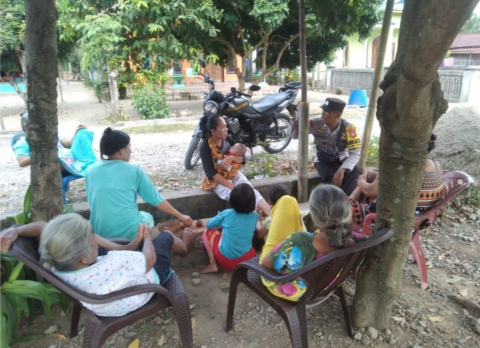 Bhabinkamtibmas Polsek Seginim Ciptakan Suasana Kondusif Jelang Pilkada 2024 dengan Sambang Dialogis dan Cooling System