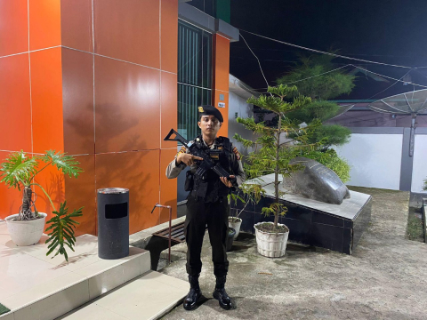 Personel Polres Kaur Melaksanakan Pengamanan di Bank Bengkulu Cabang Bintuhan