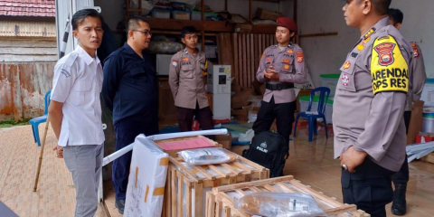 Polri Jamin Kamtibmas Kondusif, Logistik Pilkada 2024 Desa Terpencil di Lebong Didistribusikan