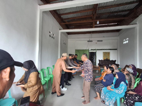 Polsek Sindang Kelingi Kawal Ketat Penyaluran BLT-DD Tahap 3 di Desa Cahaya Negeri