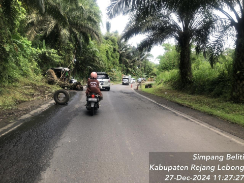 Polsek Sindang Kelingi Pastikan Keamanan Jalur Curup-Lubuk Linggau dengan Pengawalan Intensif