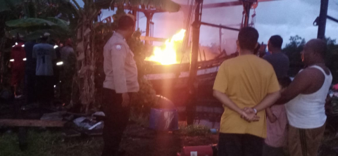 Polsek Kampung Melayu Pantau dan Padamkan Kebakaran Kapal KM. AZAHRA