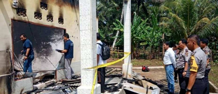 Polres Seluma Terjunkan Labfor Untuk Pastikan Penyebab Kebakaran Kantor Desa