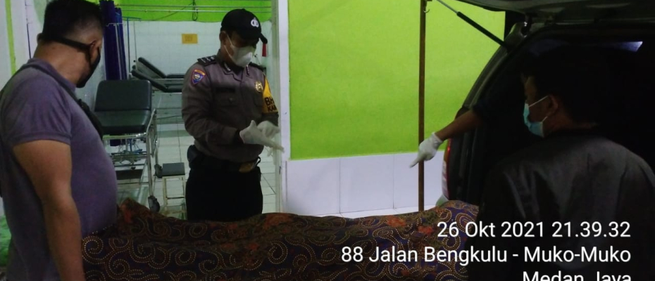 petugas saat mengevakuasi penemuan mayat