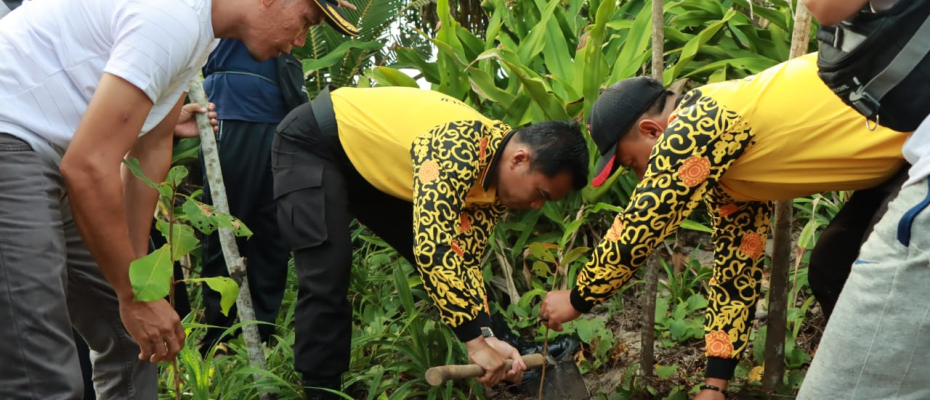  Polres Kaur Gelar Tanam Pohon dan Aksi Bersih Pantai