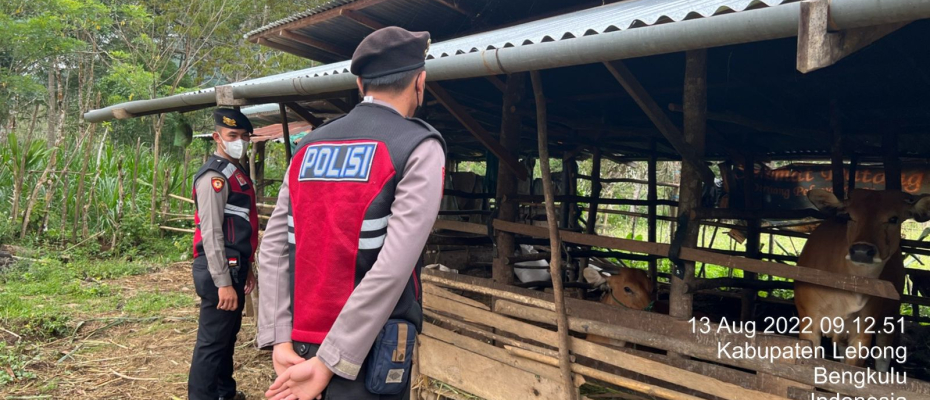 Sambang Warga, Bhabinkamtibmas Polres Kaur Himbau Prokes dan Vaksinasi