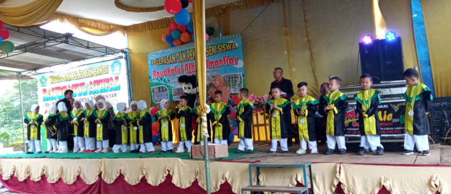 Sinergi, Bhabinkamtibmas Bersama Babinsa dan Pemerintah Desa Hadiri Pelepasan Siswa PAUD Imantiar