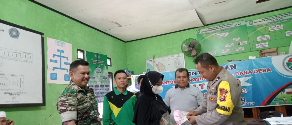 Bhabinkamtibmas Polsek Kaur Tengah Menghadiri Pembagiann BLT-DD Tahun 2023 di Desa Mentiring