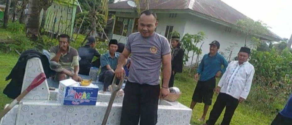 Melayat ke Rumah Warga Binaannya, Bhabinkamtibmas Polsek Kaur Tengah Bantu Persiapkan Pemakaman 