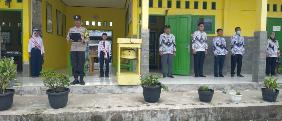 Bhabinkamtibmas Police Go To School di SMPN 10 Bhabinkamtibmas Polsek Kaur Tengah, Sampaiakn Imbauan Kamtibmas dan Sosialisasikan App Polri Presisi