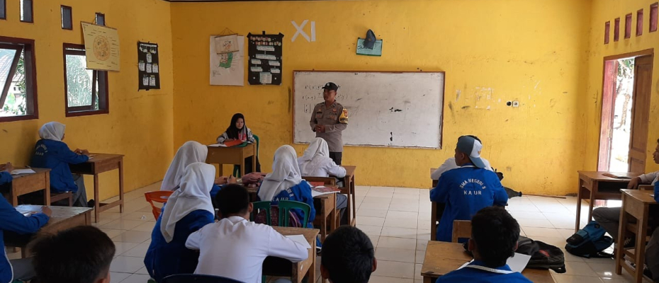 Bhabinkamtibmas Polsek Maura Sahung Laksanakan Police Go To School, Sampaikan Sosialisasi Narkoba Kepada Siswa SMAN 08 Kaur