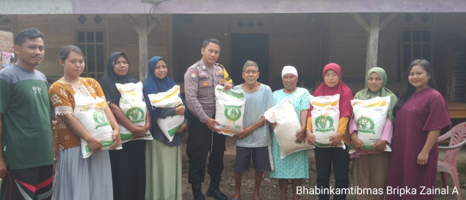 Bhabinkamtibmas Polsek Kaur Tengah Hadiri Penyaluran BLT DD di Desa Sinar Mulya