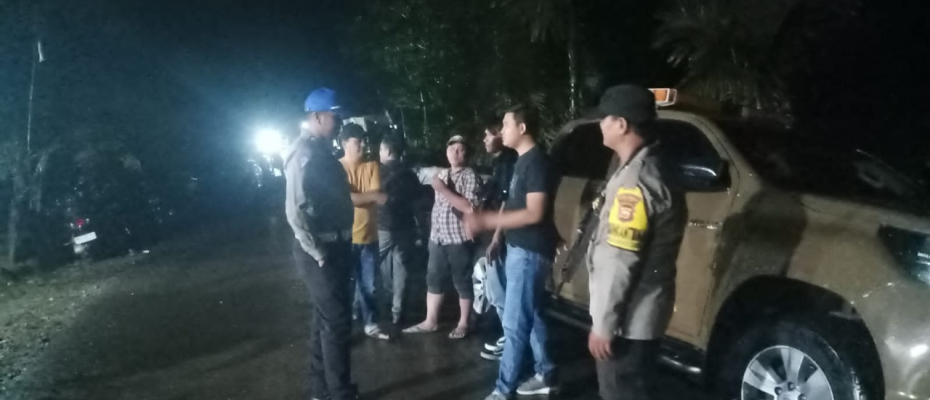 Polsek Muara Sahung Monitoring dan Lakukan Pengamanan Kunjungan Gubernur Bengkulu di Desa Ulak Bandung