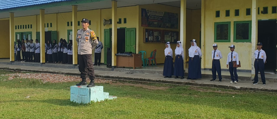 Police Go To School, Bhabinkamtibmas Ajak Guru dan Siswa SMPN 23 Kaur Jaga Keamanan dan Ketertiban Sekolah