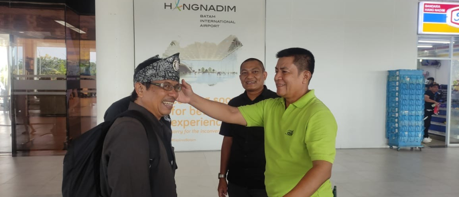 Tiba di Batam Hadiri Rapimprov I SMSI Kepri, Ketum SMSI Firdaus Dipakaikan Tanjak Melayu