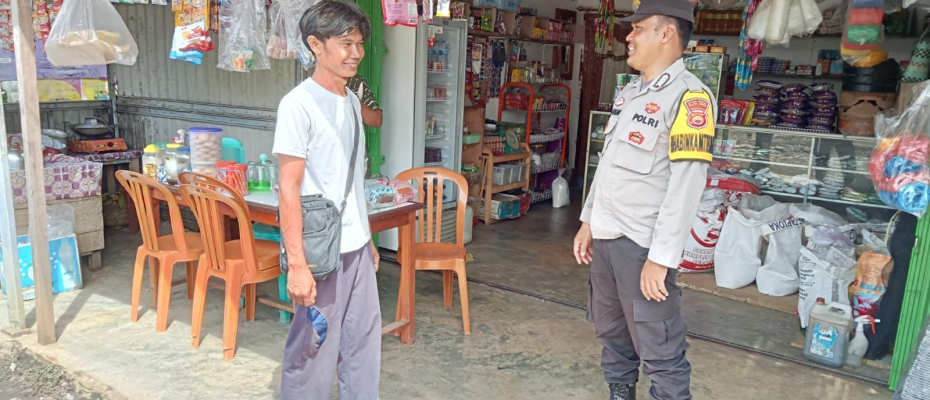 Bhabinkamtibmas Polsek Kotapadang Sambangi Warga dan Berikan Sosialisasi Kamtibmas